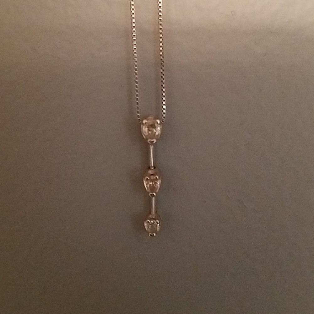 Graduated 3 Stone Drop Pendant Necklace